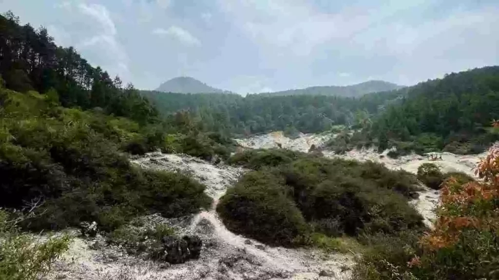 Kawah bodas salah satu tempat wisata di Tasikmalaya yang lagi hits